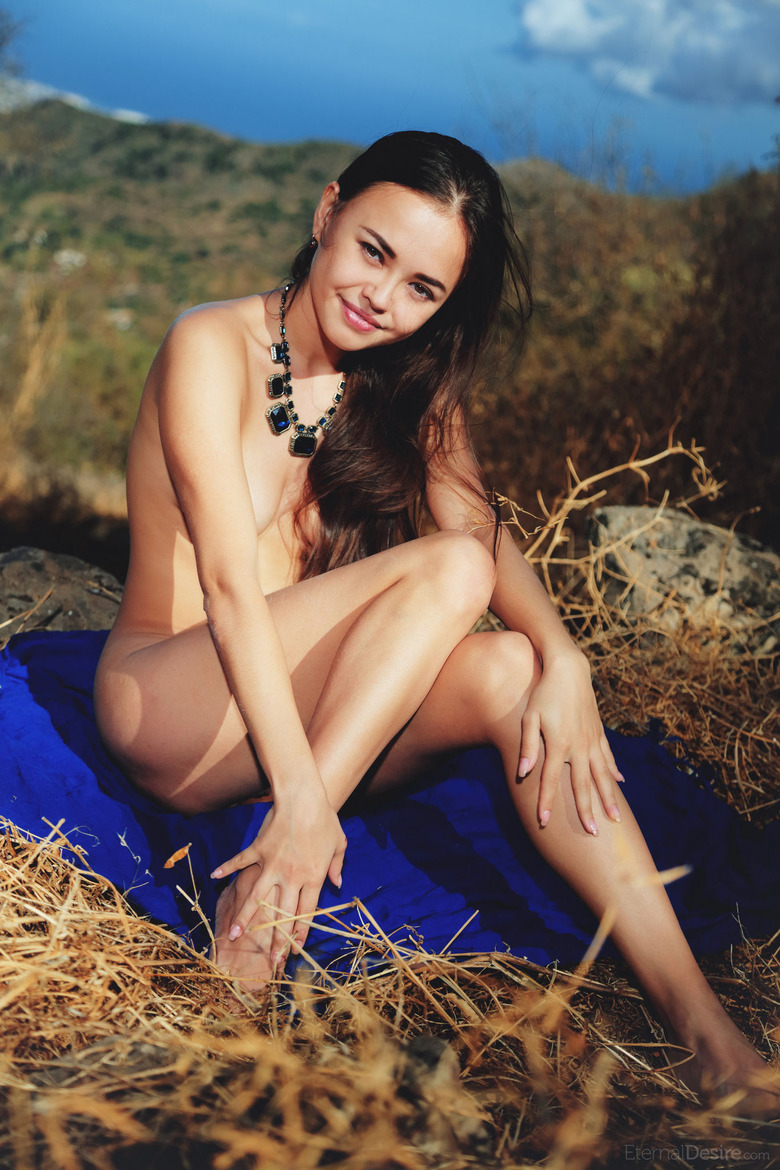 Naked And Beauty Petite Babe Li Moon